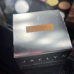 Jaclyn under eye powder